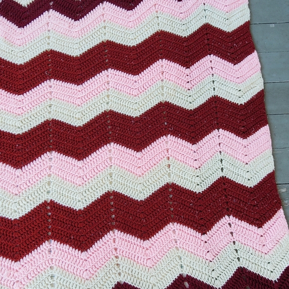 Chevron Zig Zag Crochet Afghan Blanket Throw Pink Red 65"x56" Handmade Vintage - Picture 11 of 12